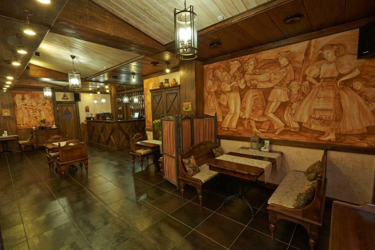 ブロヴァルィー Charivna Taistra Bed & Breakfast エクステリア 写真