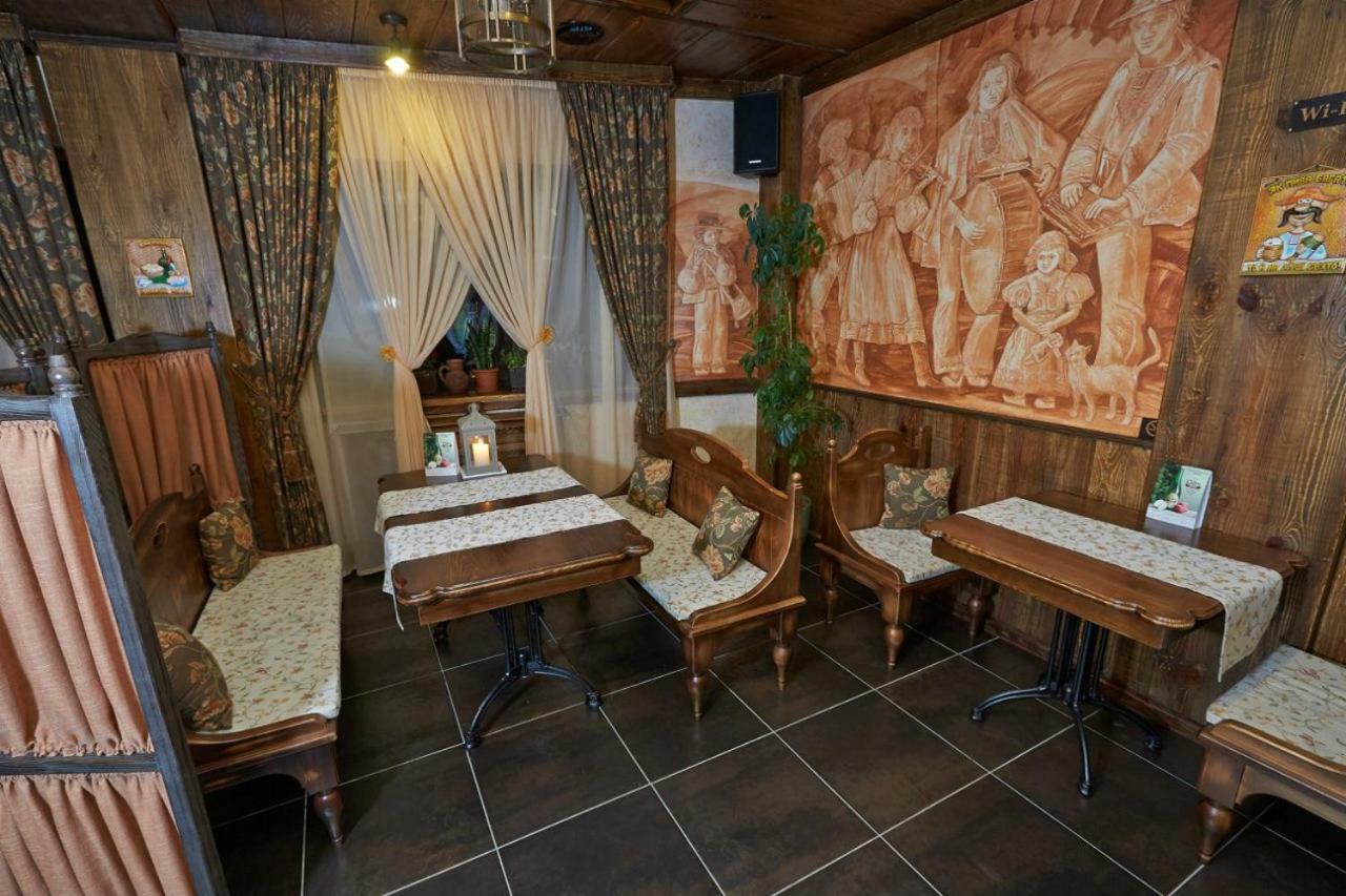 ブロヴァルィー Charivna Taistra Bed & Breakfast エクステリア 写真